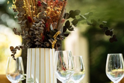 Miniature Location salle Monteux (Vaucluse) - Mas Adamon #37 Cour extérieure éclairée de nuit avec des guirlandes lumineuses suspendues à un grand arbre et des lampes au sol.