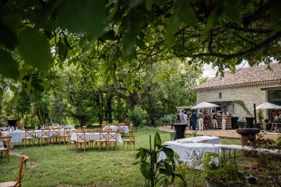 Miniature Location salle Monteux (Vaucluse) - Mas Adamon #40 Cour extérieure éclairée de nuit avec des guirlandes lumineuses suspendues à un grand arbre et des lampes au sol.
