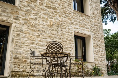 Miniature Location salle Monteux (Vaucluse) - Mas Adamon #41 Cour extérieure éclairée de nuit avec des guirlandes lumineuses suspendues à un grand arbre et des lampes au sol.