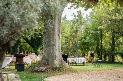 Miniature Location salle Monteux (Vaucluse) - Mas Adamon #43 Cour extérieure éclairée de nuit avec des guirlandes lumineuses suspendues à un grand arbre et des lampes au sol.
