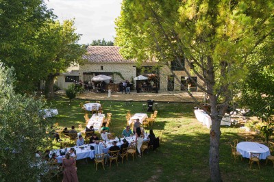 Miniature Location salle Monteux (Vaucluse) - Mas Adamon #35 Cour extérieure éclairée de nuit avec des guirlandes lumineuses suspendues à un grand arbre et des lampes au sol.