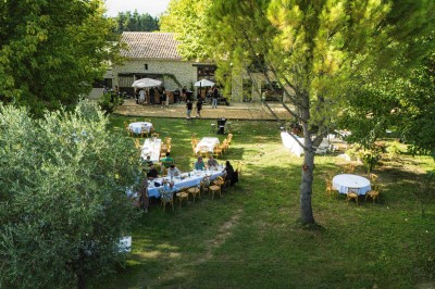 Miniature Location salle Monteux (Vaucluse) - Mas Adamon #45 Cour extérieure éclairée de nuit avec des guirlandes lumineuses suspendues à un grand arbre et des lampes au sol.