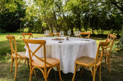 Miniature Location salle Monteux (Vaucluse) - Mas Adamon #47 Cour extérieure éclairée de nuit avec des guirlandes lumineuses suspendues à un grand arbre et des lampes au sol.