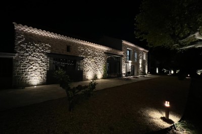Miniature Location salle Monteux (Vaucluse) - Mas Adamon #26 Cour extérieure éclairée de nuit avec des guirlandes lumineuses suspendues à un grand arbre et des lampes au sol.