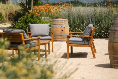 Miniature Location salle Meyrargues (Bouches-du-Rhône) - Château de Vauclaire #9 Groupe de personnes assises et discutant dans un jardin ensoleillé avec des parasols blancs.