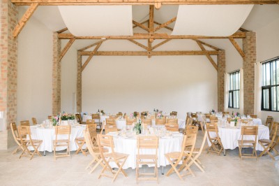 Miniature Location salle Meyrargues (Bouches-du-Rhône) - Château de Vauclaire #6 Groupe de personnes assises et discutant dans un jardin ensoleillé avec des parasols blancs.