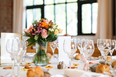 Miniature Location salle Meyrargues (Bouches-du-Rhône) - Château de Vauclaire #7 Groupe de personnes assises et discutant dans un jardin ensoleillé avec des parasols blancs.