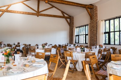 Miniature Dîner placé Groupe de personnes assises et discutant dans un jardin ensoleillé avec des parasols blancs.