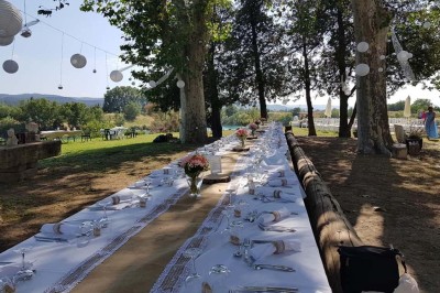 Miniature Location salle Peyrolles-en-Provence (Bouches-du-Rhône) - Presqu'ile de Real Plantain #9 Chambre avec lit recouvert d'un couvre-lit à motif léopard, fauteuil assorti et miroir encadré sur un mur clair.