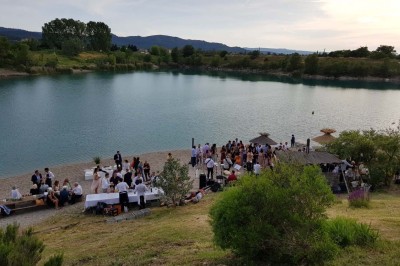 Miniature Location salle Peyrolles-en-Provence (Bouches-du-Rhône) - Presqu'ile de Real Plantain #24 Chambre avec lit recouvert d'un couvre-lit à motif léopard, fauteuil assorti et miroir encadré sur un mur clair.