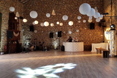 Miniature Location salle Peyrolles-en-Provence (Bouches-du-Rhône) - Presqu'ile de Real Plantain #15 Chambre avec lit recouvert d'un couvre-lit à motif léopard, fauteuil assorti et miroir encadré sur un mur clair.