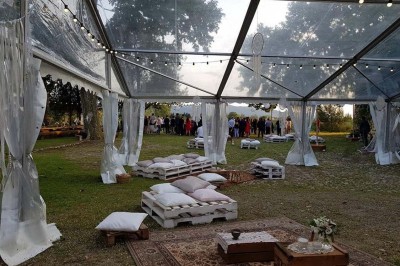 Miniature Location salle Peyrolles-en-Provence (Bouches-du-Rhône) - Presqu'ile de Real Plantain #8 Chambre avec lit recouvert d'un couvre-lit à motif léopard, fauteuil assorti et miroir encadré sur un mur clair.