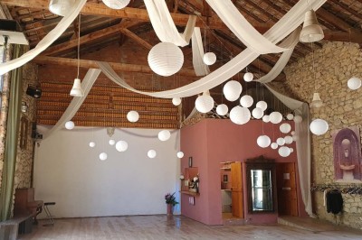 Miniature Location salle Peyrolles-en-Provence (Bouches-du-Rhône) - Presqu'ile de Real Plantain #13 Chambre avec lit recouvert d'un couvre-lit à motif léopard, fauteuil assorti et miroir encadré sur un mur clair.