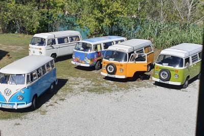 Miniature Location salle Peyrolles-en-Provence (Bouches-du-Rhône) - Presqu'ile de Real Plantain #29 Chambre avec lit recouvert d'un couvre-lit à motif léopard, fauteuil assorti et miroir encadré sur un mur clair.