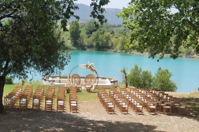 Miniature Location salle Peyrolles-en-Provence (Bouches-du-Rhône) - Presqu'ile de Real Plantain #16 Chambre avec lit recouvert d'un couvre-lit à motif léopard, fauteuil assorti et miroir encadré sur un mur clair.