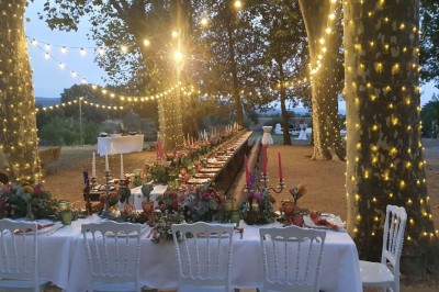 Miniature Location salle Peyrolles-en-Provence (Bouches-du-Rhône) - Presqu'ile de Real Plantain #2 Chambre avec lit recouvert d'un couvre-lit à motif léopard, fauteuil assorti et miroir encadré sur un mur clair.