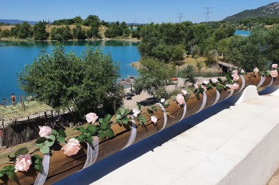 Miniature Location salle Peyrolles-en-Provence (Bouches-du-Rhône) - Presqu'ile de Real Plantain #31 Chambre avec lit recouvert d'un couvre-lit à motif léopard, fauteuil assorti et miroir encadré sur un mur clair.