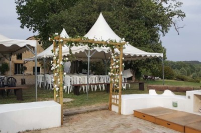 Miniature Location salle Peyrolles-en-Provence (Bouches-du-Rhône) - Presqu'ile de Real Plantain #32 Chambre avec lit recouvert d'un couvre-lit à motif léopard, fauteuil assorti et miroir encadré sur un mur clair.