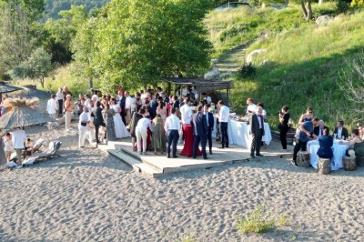 Miniature Location salle Peyrolles-en-Provence (Bouches-du-Rhône) - Presqu'ile de Real Plantain #34 Chambre avec lit recouvert d'un couvre-lit à motif léopard, fauteuil assorti et miroir encadré sur un mur clair.