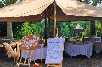 Miniature Location salle Peyrolles-en-Provence (Bouches-du-Rhône) - Presqu'ile de Real Plantain #18 Chambre avec lit recouvert d'un couvre-lit à motif léopard, fauteuil assorti et miroir encadré sur un mur clair.