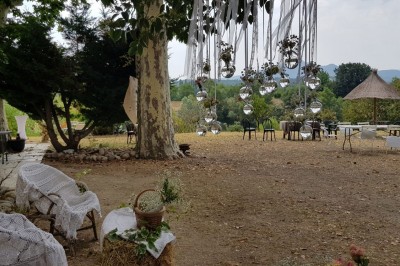 Miniature Location salle Peyrolles-en-Provence (Bouches-du-Rhône) - Presqu'ile de Real Plantain #36 Chambre avec lit recouvert d'un couvre-lit à motif léopard, fauteuil assorti et miroir encadré sur un mur clair.