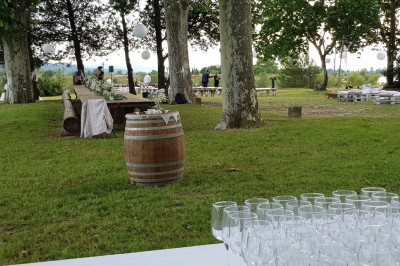 Chambre avec lit double bleu, tête de lit en rotin, décoration sobre et tableau représentant un ponton sur la mer.