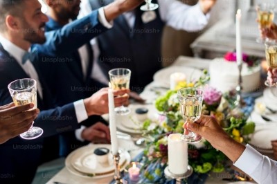Femme avec casque audio devant une table de mixage dans un espace intérieur décoré pour un événement.