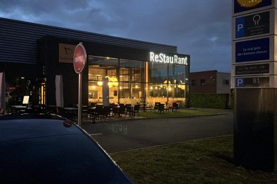 Miniature Location salle Ronchin (Nord) - Leocorno #4 Vue d'un restaurant moderne avec de grandes baies vitrées, des tables dressées et des luminaires suspendus en osier.