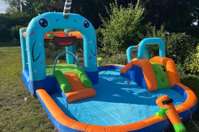 Trois valises vintage empilées, en cuir et tissu, posées sur une surface en extérieur avec de l'herbe en arrière-plan.