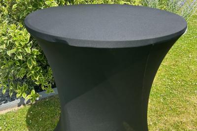 Trois valises vintage empilées, en cuir et tissu, posées sur une surface en extérieur avec de l'herbe en arrière-plan.