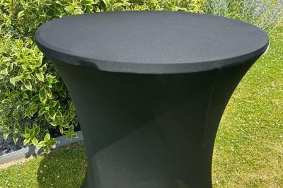 Trois valises vintage empilées, en cuir et tissu, posées sur une surface en extérieur avec de l'herbe en arrière-plan.