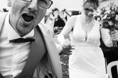 Un couple en tenue de mariage danse dans un jardin baigné par une lumière dorée.
