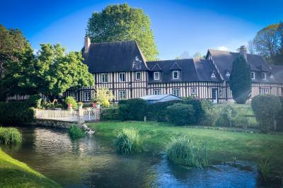 Un couple en tenue de mariage danse dans un jardin baigné par une lumière dorée.