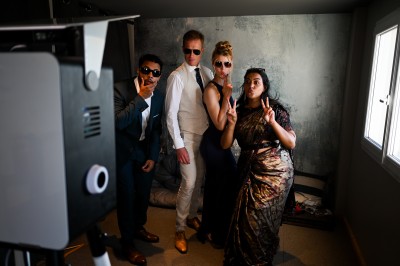 Miniature Location salle La Clusaz (Haute-Savoie) - Le 1647 #15 Un couple en tenue de mariage se tient dans un paysage montagneux au coucher du soleil, entouré de sapins.