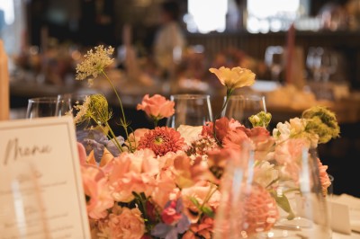 Miniature Location salle La Clusaz (Haute-Savoie) - Le 1647 #18 Un couple en tenue de mariage se tient dans un paysage montagneux au coucher du soleil, entouré de sapins.