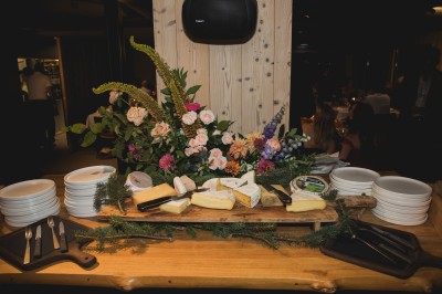 Miniature Location salle La Clusaz (Haute-Savoie) - Le 1647 #19 Un couple en tenue de mariage se tient dans un paysage montagneux au coucher du soleil, entouré de sapins.