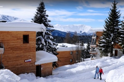 Assiette contenant une tranche de viande saignante, purée de pommes de terre et carottes glacées, nappée de sauce.