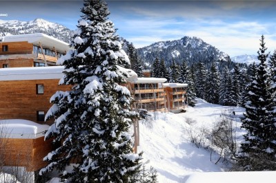 Assiette contenant une tranche de viande saignante, purée de pommes de terre et carottes glacées, nappée de sauce.