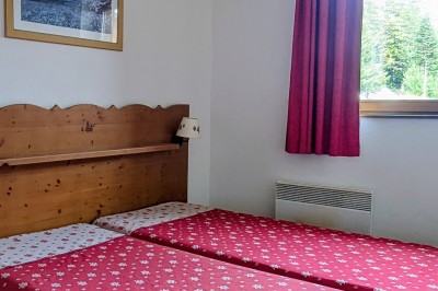 Assiette contenant une tranche de viande saignante, purée de pommes de terre et carottes glacées, nappée de sauce.