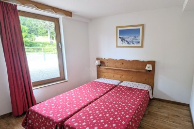 Assiette contenant une tranche de viande saignante, purée de pommes de terre et carottes glacées, nappée de sauce.