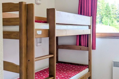 Assiette contenant une tranche de viande saignante, purée de pommes de terre et carottes glacées, nappée de sauce.