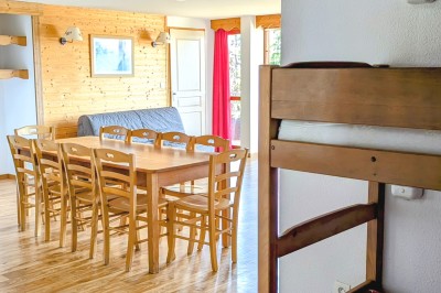 Assiette contenant une tranche de viande saignante, purée de pommes de terre et carottes glacées, nappée de sauce.