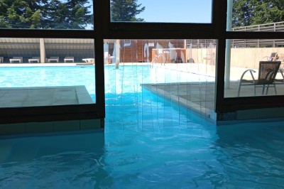 Assiette contenant une tranche de viande saignante, purée de pommes de terre et carottes glacées, nappée de sauce.