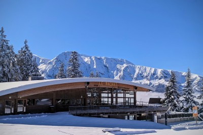 Assiette contenant une tranche de viande saignante, purée de pommes de terre et carottes glacées, nappée de sauce.