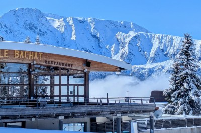 Assiette contenant une tranche de viande saignante, purée de pommes de terre et carottes glacées, nappée de sauce.