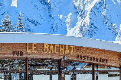 Assiette contenant une tranche de viande saignante, purée de pommes de terre et carottes glacées, nappée de sauce.