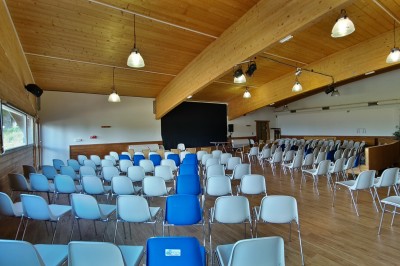 Assiette contenant une tranche de viande saignante, purée de pommes de terre et carottes glacées, nappée de sauce.