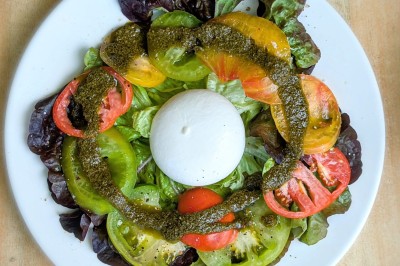 Assiette contenant une tranche de viande saignante, purée de pommes de terre et carottes glacées, nappée de sauce.