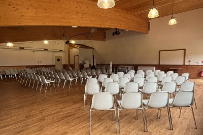 Assiette contenant une tranche de viande saignante, purée de pommes de terre et carottes glacées, nappée de sauce.