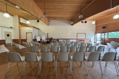 Assiette contenant une tranche de viande saignante, purée de pommes de terre et carottes glacées, nappée de sauce.